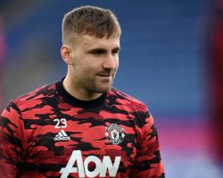 Luke Shaw brilla y estira su pecho con su encanto